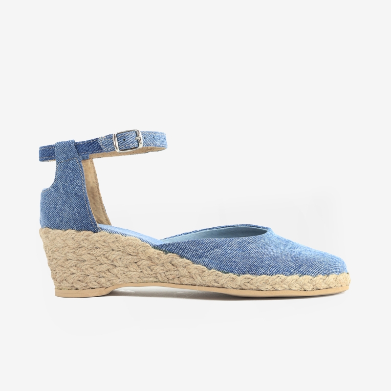 Espadryle jeansowe na niskim koturnie zakryta pięta i palce