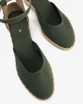 Espadryle khaki na niskim koturnie zakryta pięta i palce