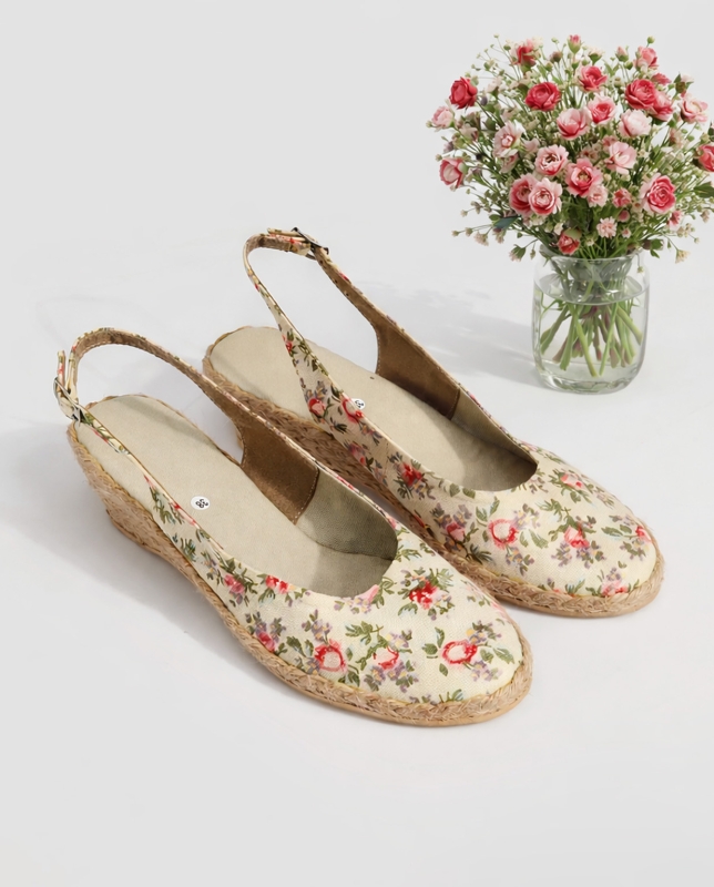 espadryle-w-kwiaty-na-niskim-koturnie-odkryta-pieta_6452.jpg